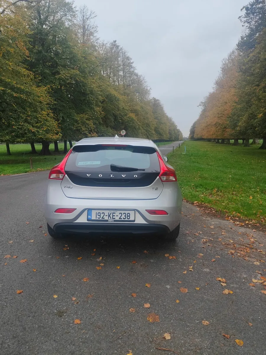 Volvo V40 2019 - Image 2
