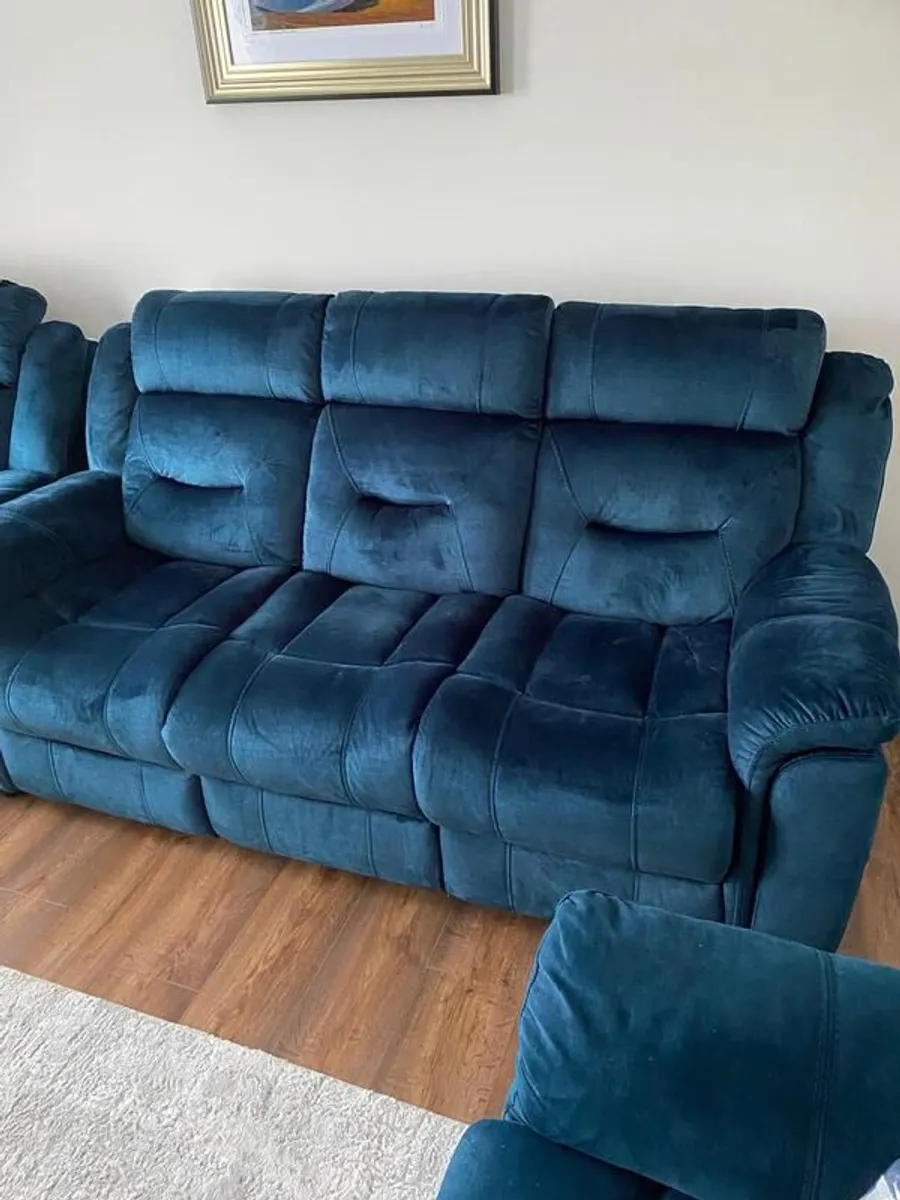 3 Seater Sofa plus 2 x recliner armchairs - Image 1