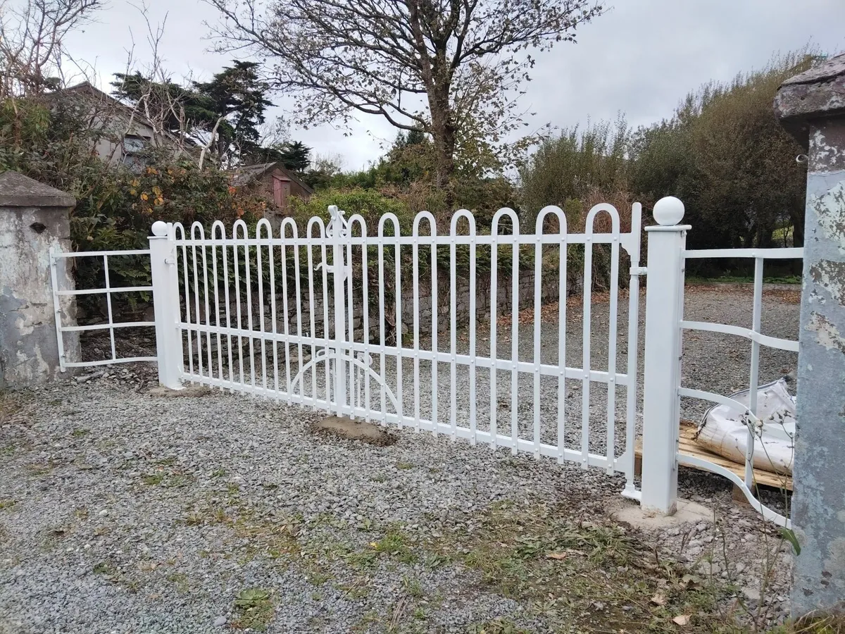Traditional riveted gates - Image 3