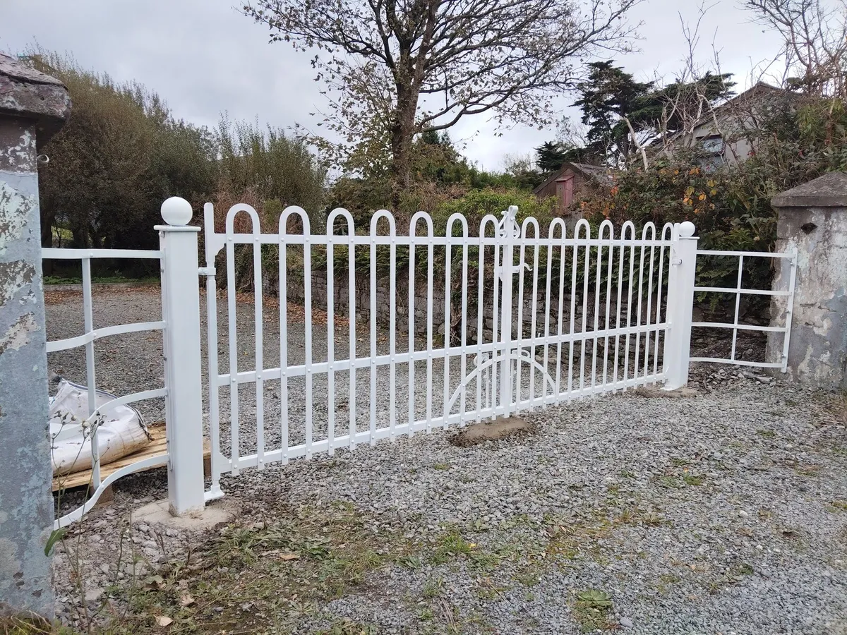 Traditional riveted gates - Image 2