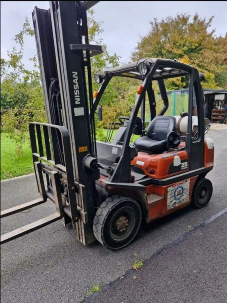 Nissan 2.5 tone forklift - Image 1
