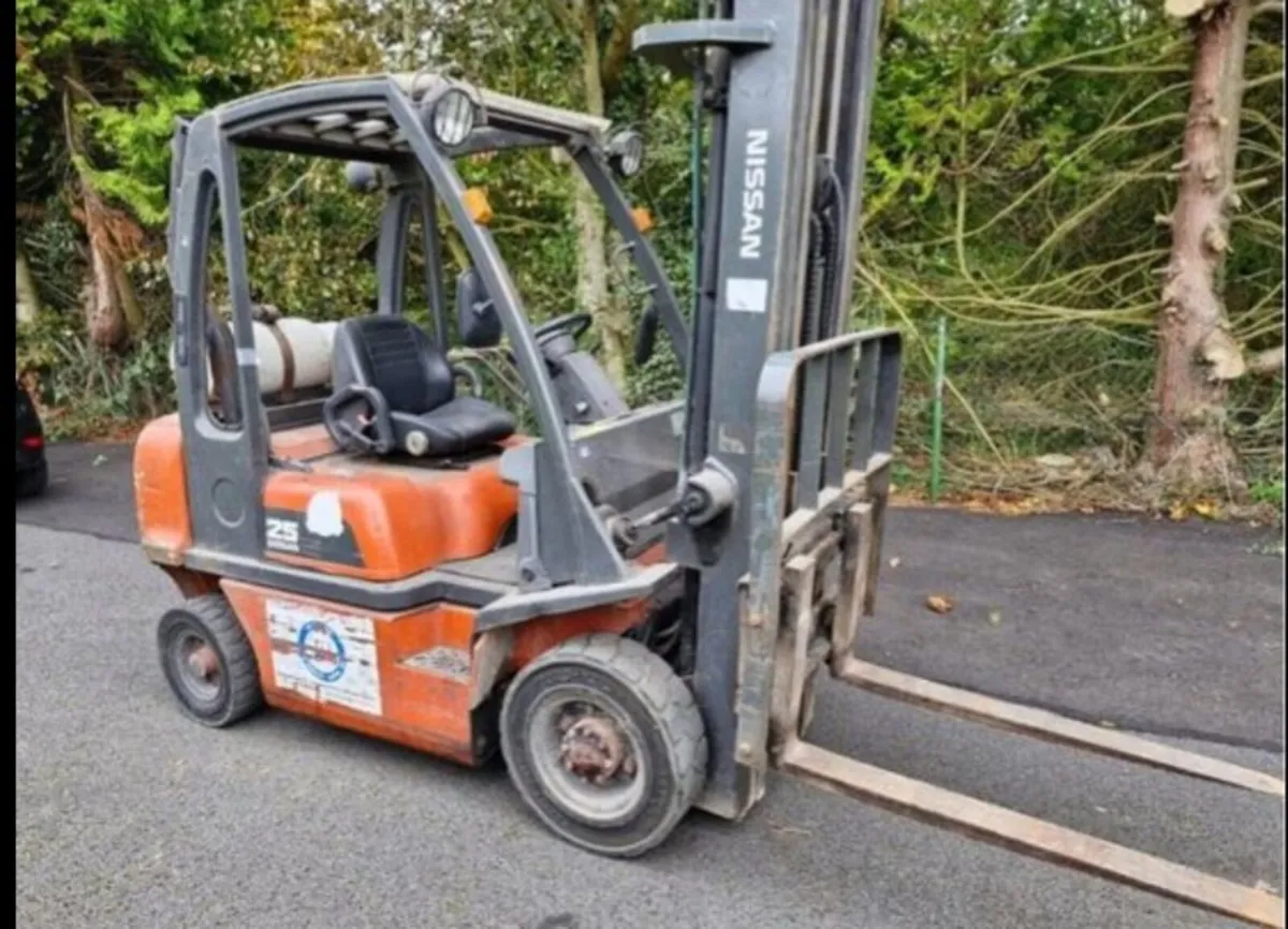 Nissan 2.5 tone forklift - Image 2