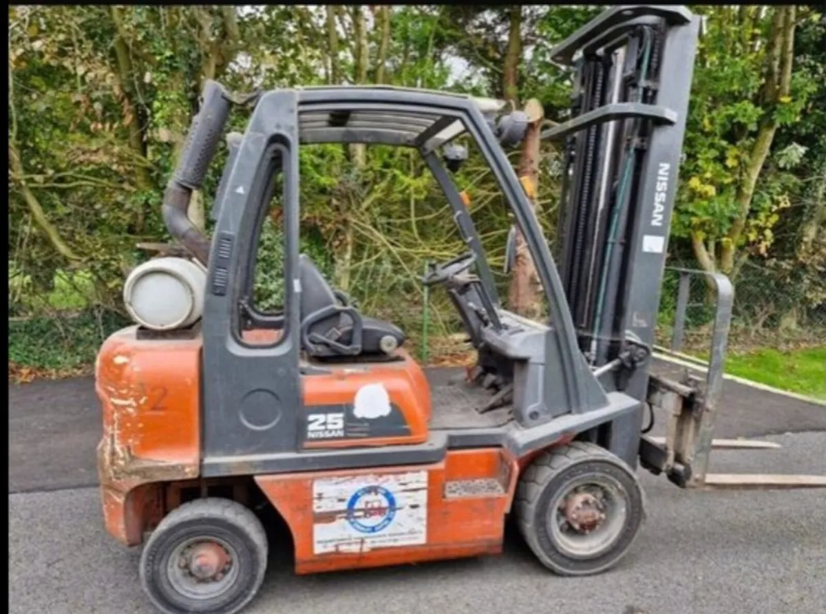 Nissan 2.5 tone forklift - Image 4