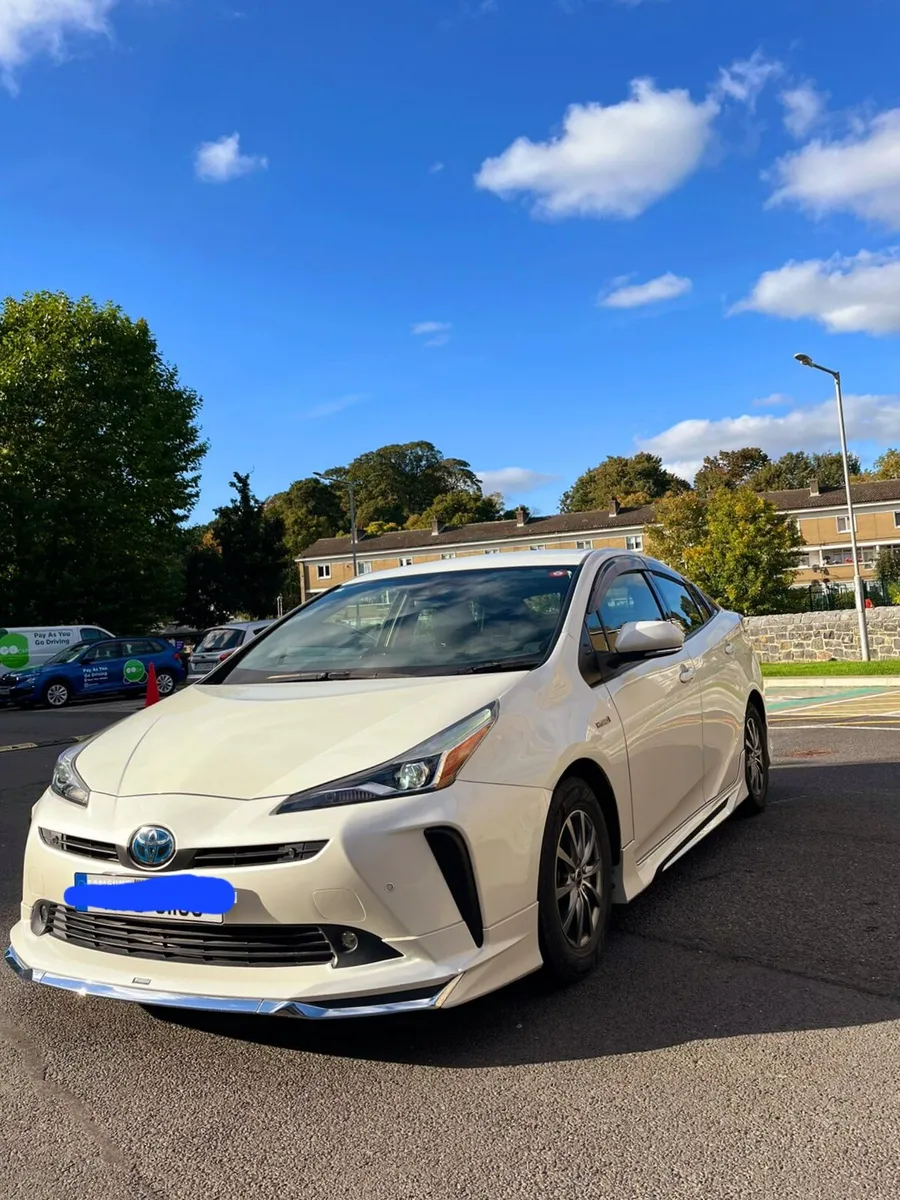 Toyota prius hybrid 2019 - Image 1