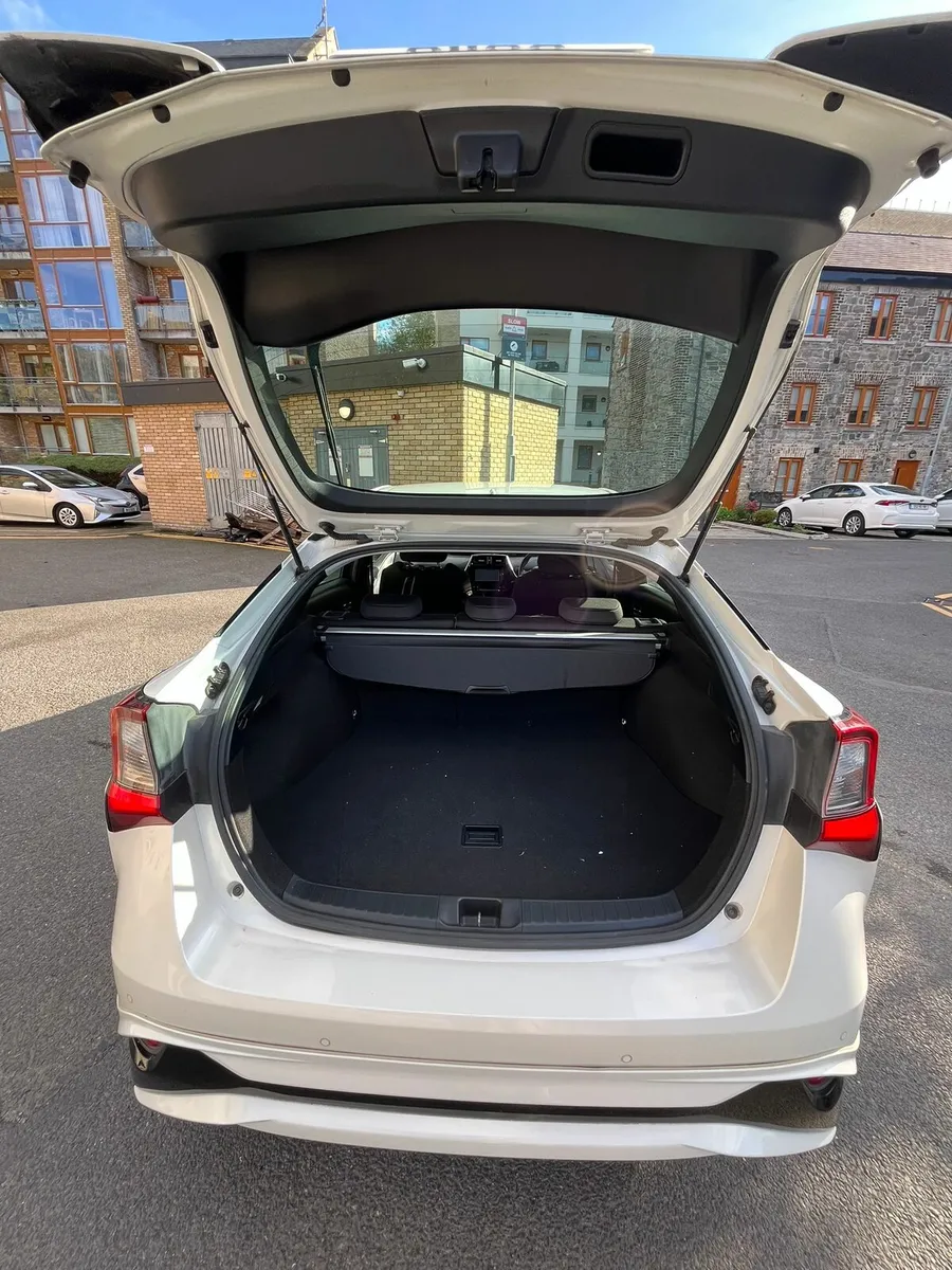 Toyota prius hybrid 2019 - Image 2