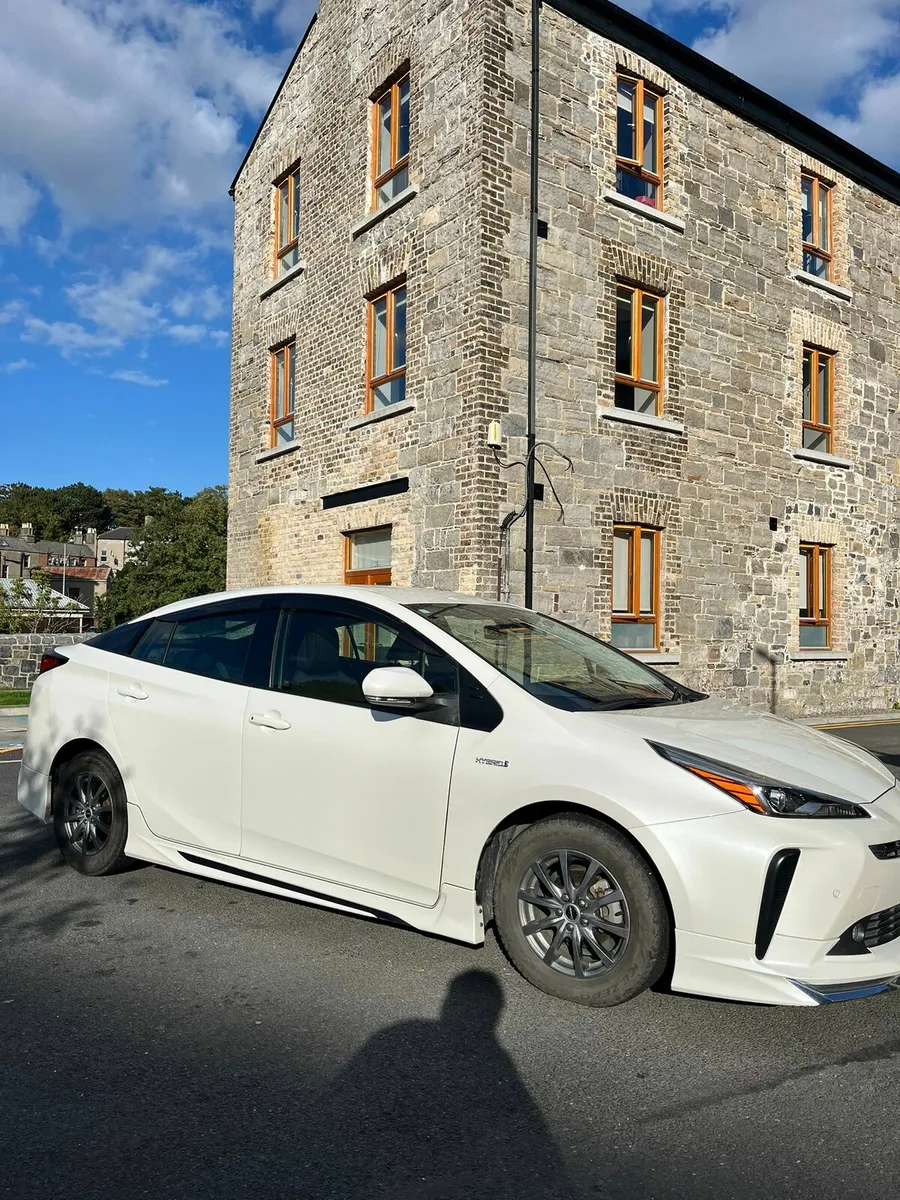 Toyota prius hybrid 2019 - Image 3