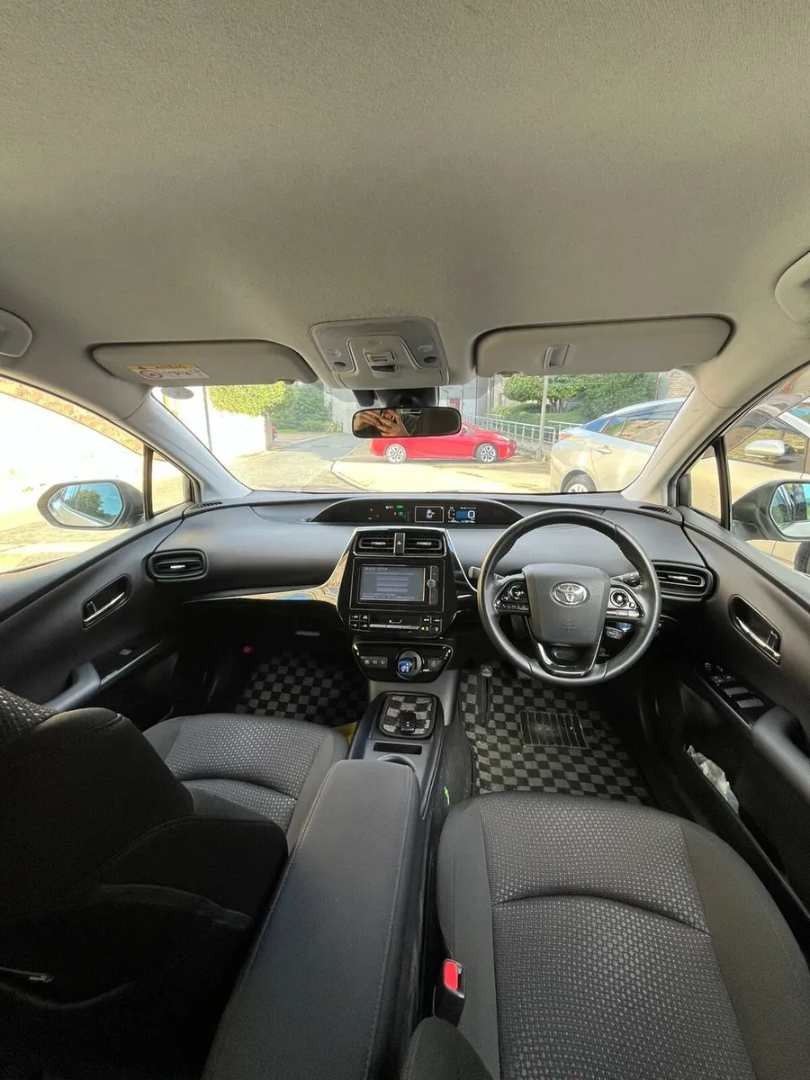 Toyota prius hybrid 2019 - Image 4