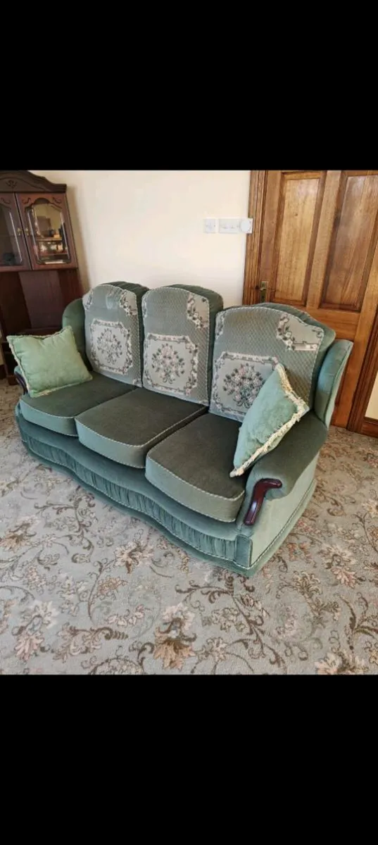 Suite of furniture - Image 1