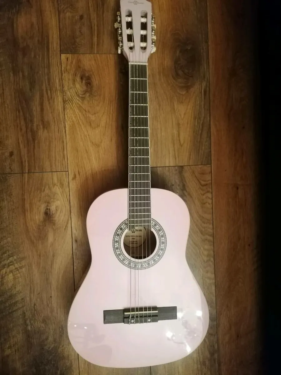 3/4 Guitar with padded guitar bag - Image 1