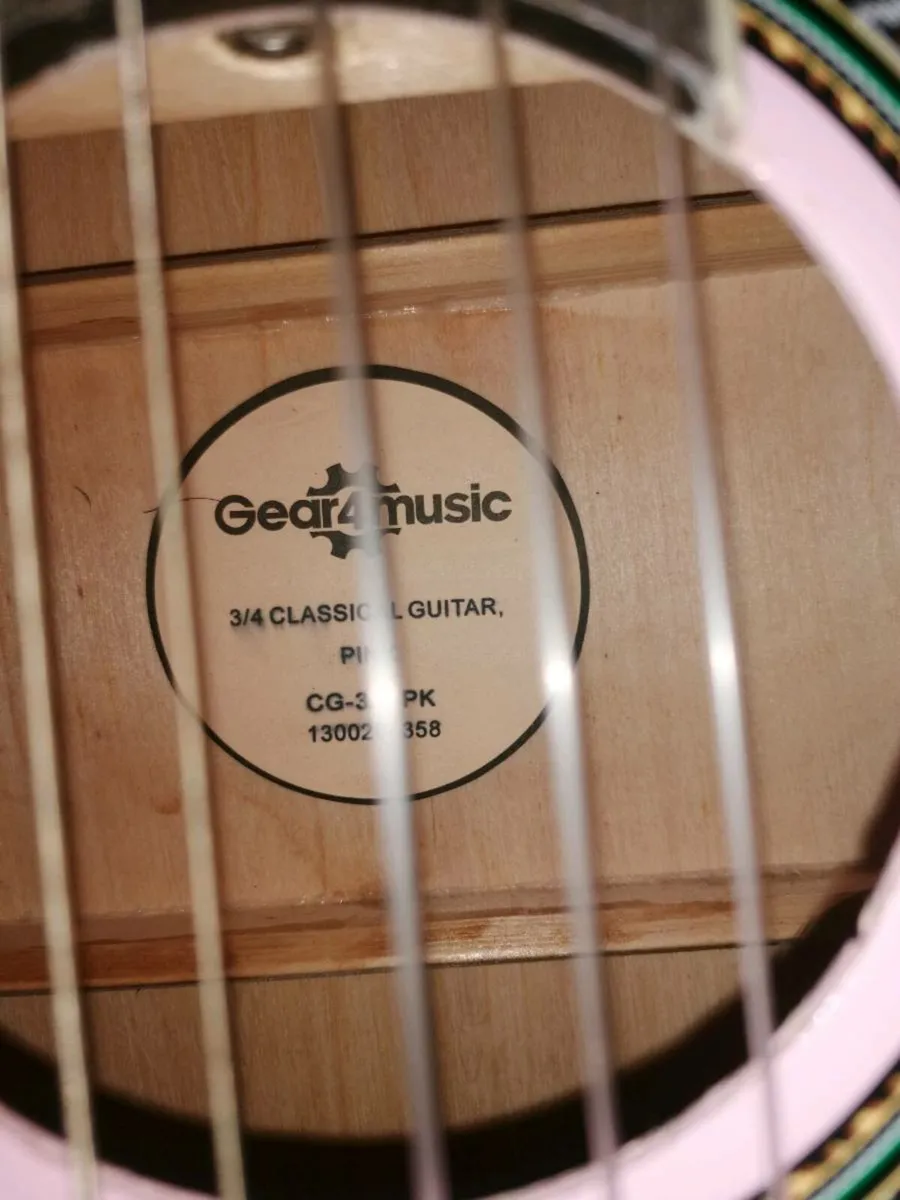 3/4 Guitar with padded guitar bag - Image 2