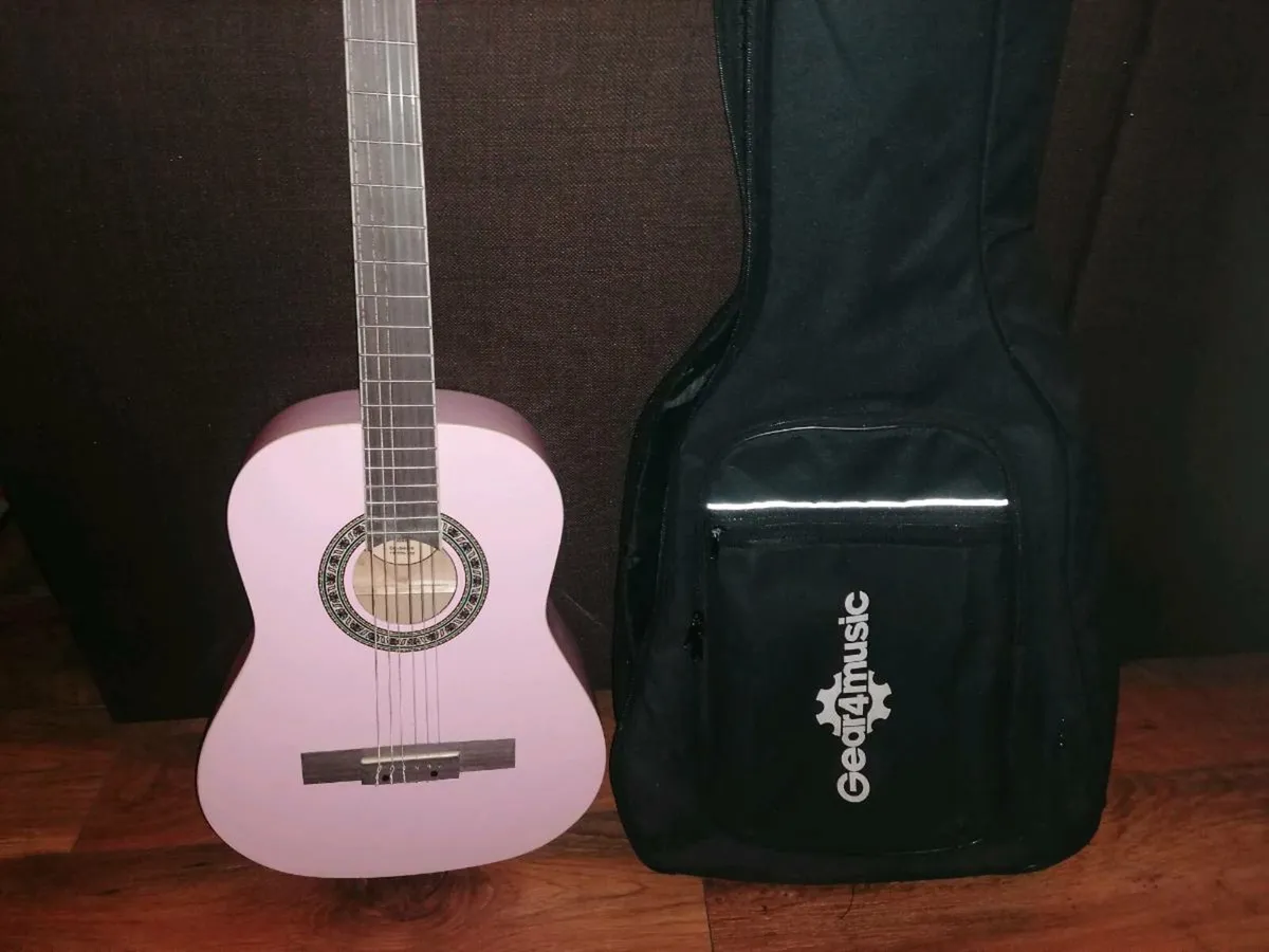 3/4 Guitar with padded guitar bag - Image 3
