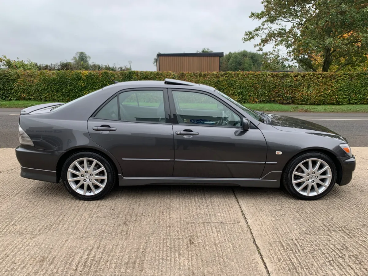 2005 LEXUS IS200 SE AUTO | SUNROOF | BLACK LEATHER - Image 2