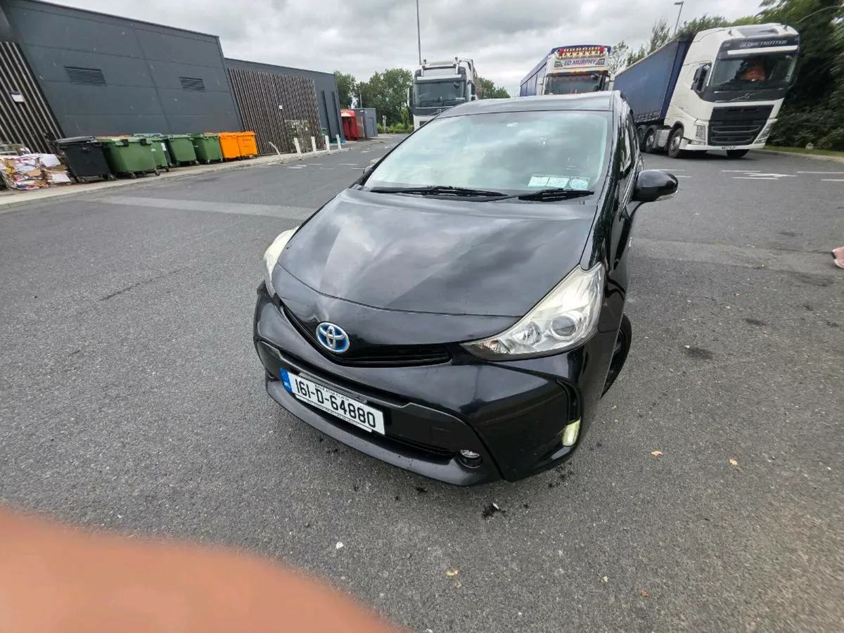 Toyota Prius Alpha 2016 5 seater €9999 - Image 2
