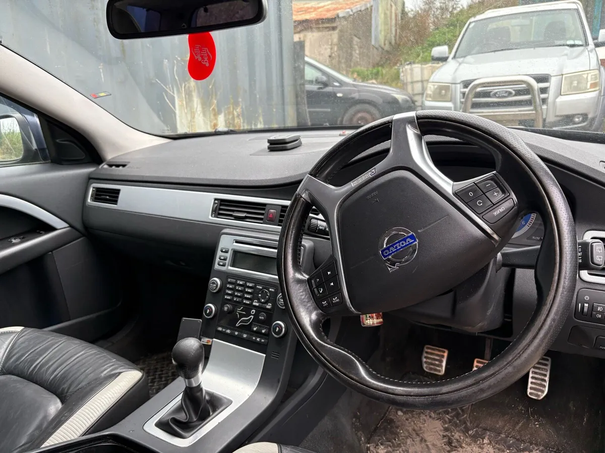 UK reg Volvo V70 2 litre deisel - Image 4