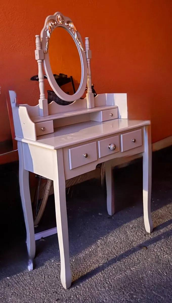 Dressing table - Image 1