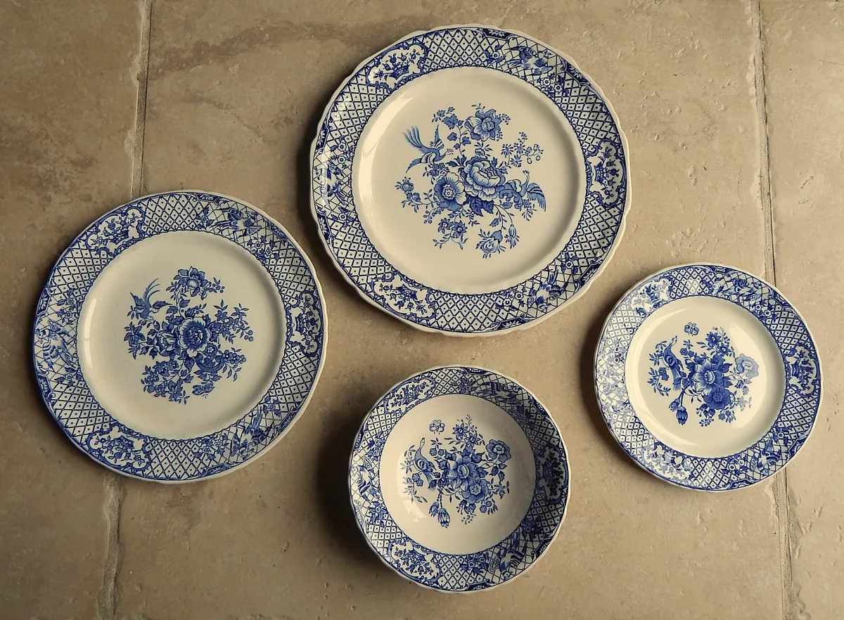 20 Vintage Mason’s Ironstone Dinner Service Pieces - Image 2