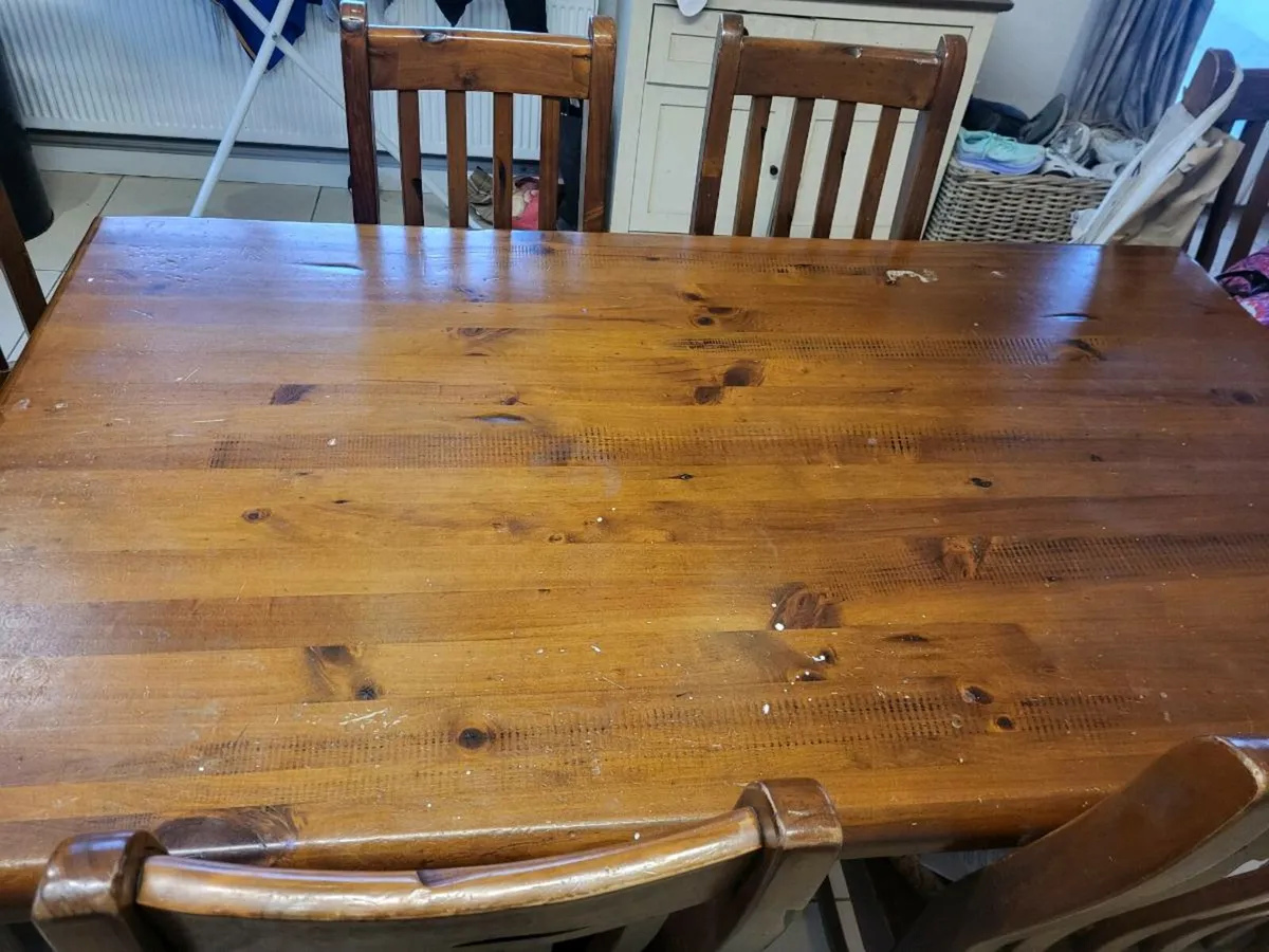 Table and chairs - Image 1