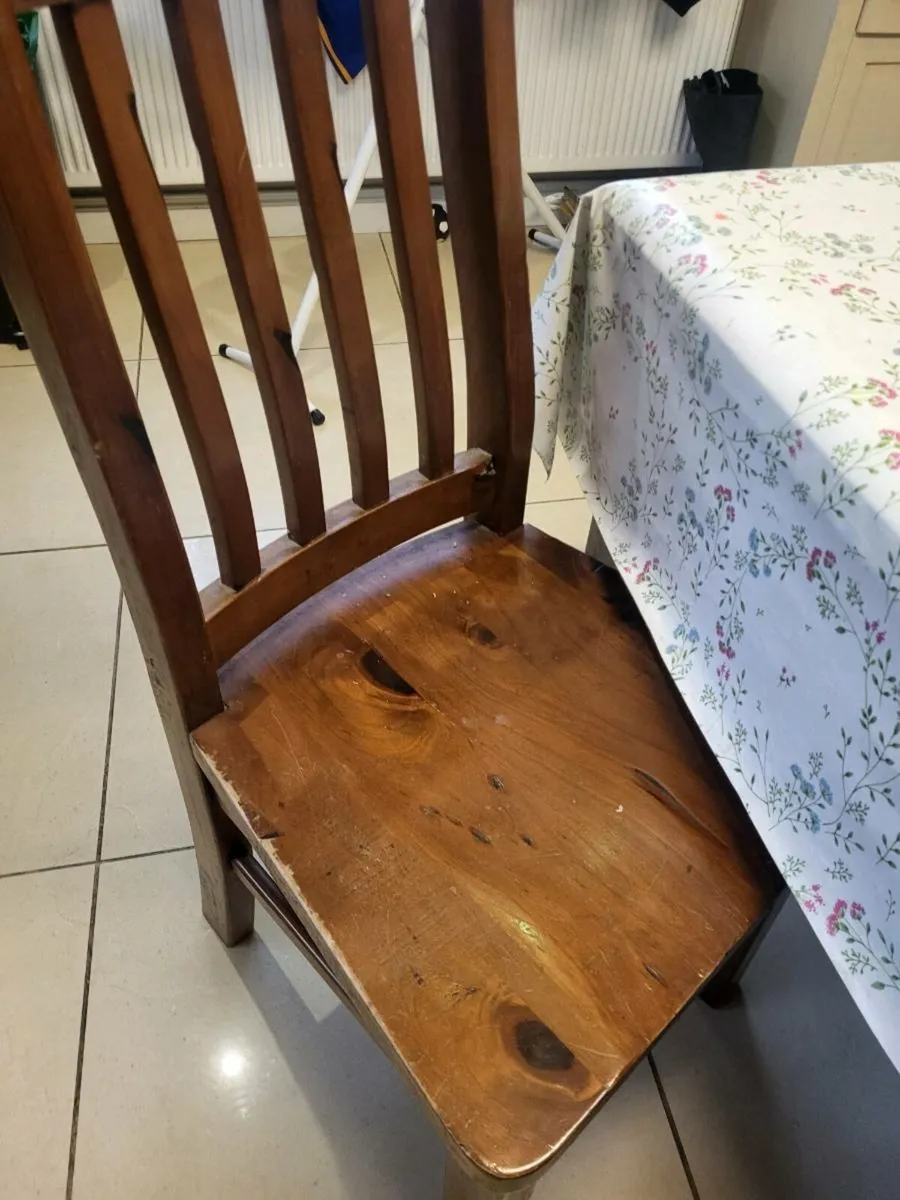 Table and chairs - Image 3