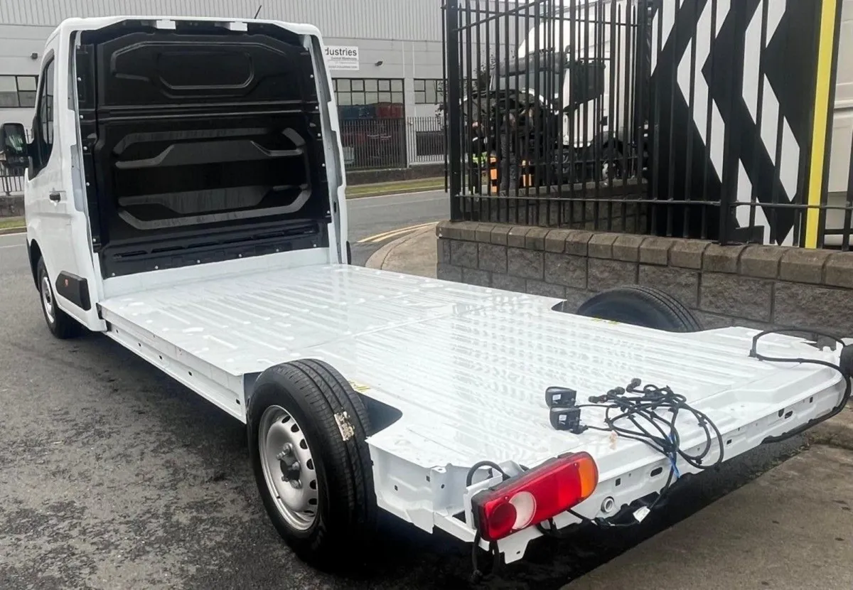 Renault Master FWD 150HP Platform Cab L3nh1 3.5t - Image 3