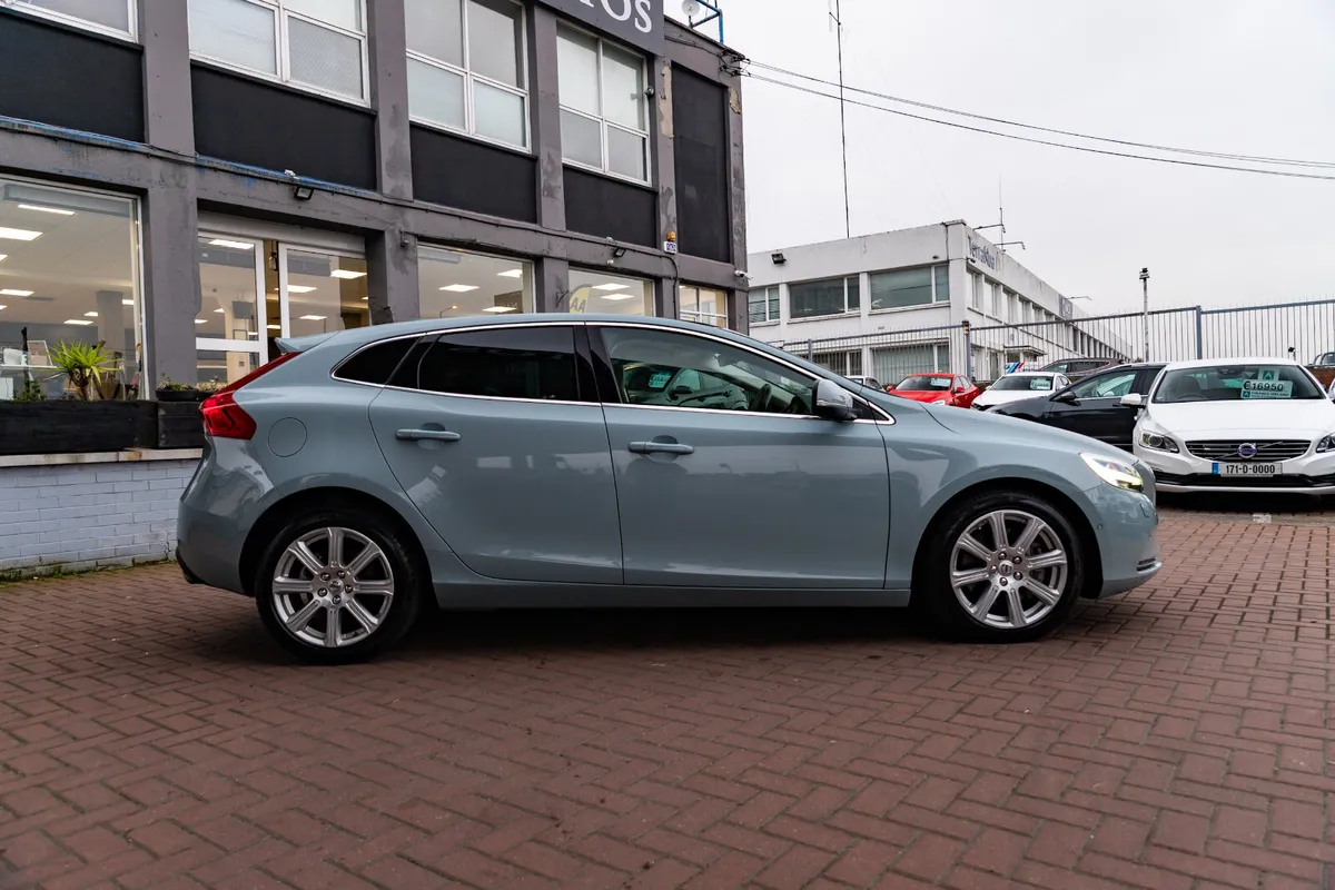VOLVO V40 2.0D4 INSCRIPTION 5DR HATCHBACK AUTO - Image 2