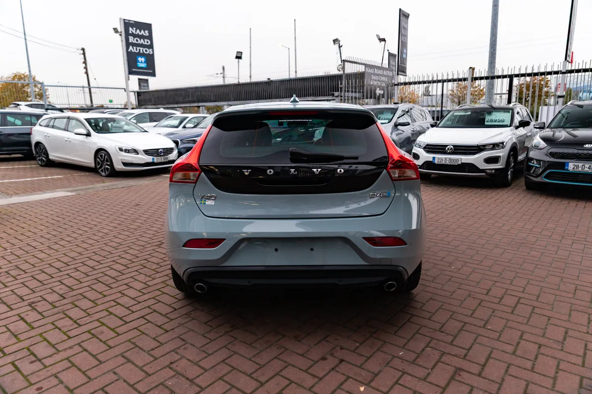 VOLVO V40 2.0D4 INSCRIPTION 5DR HATCHBACK AUTO - Image 4