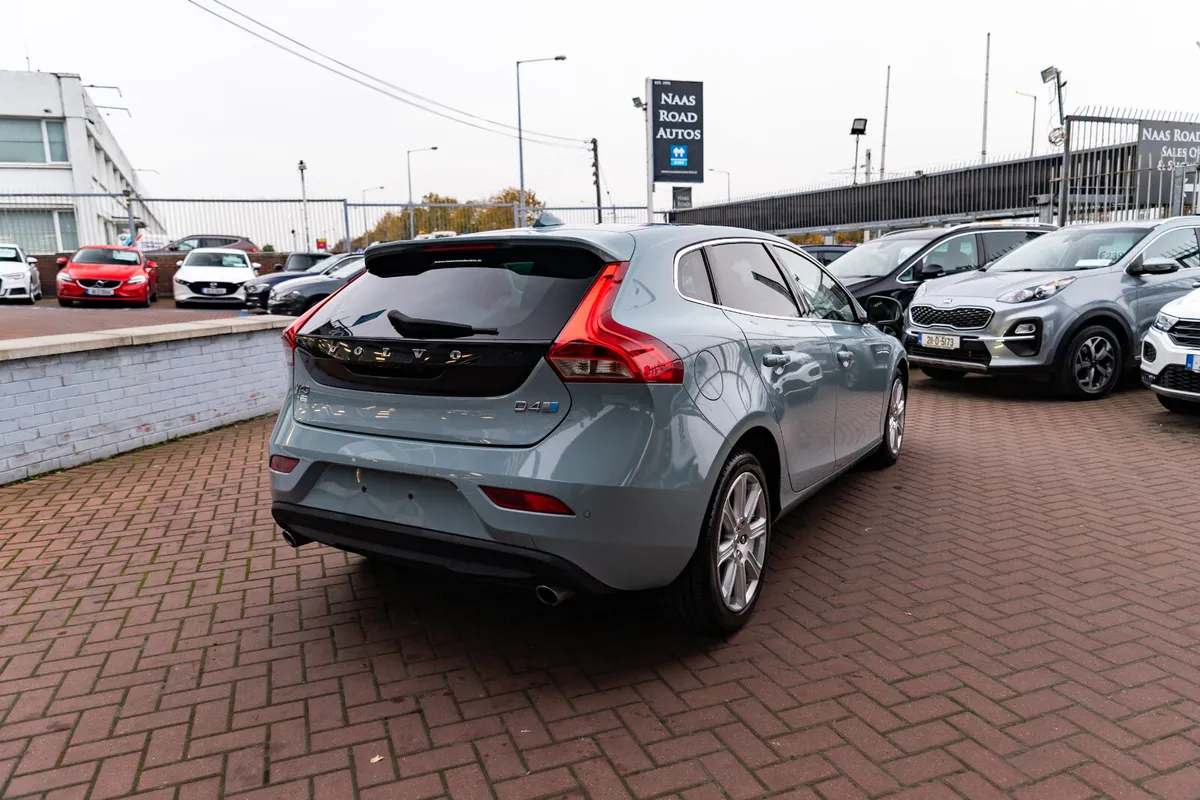 VOLVO V40 2.0D4 INSCRIPTION 5DR HATCHBACK AUTO - Image 3