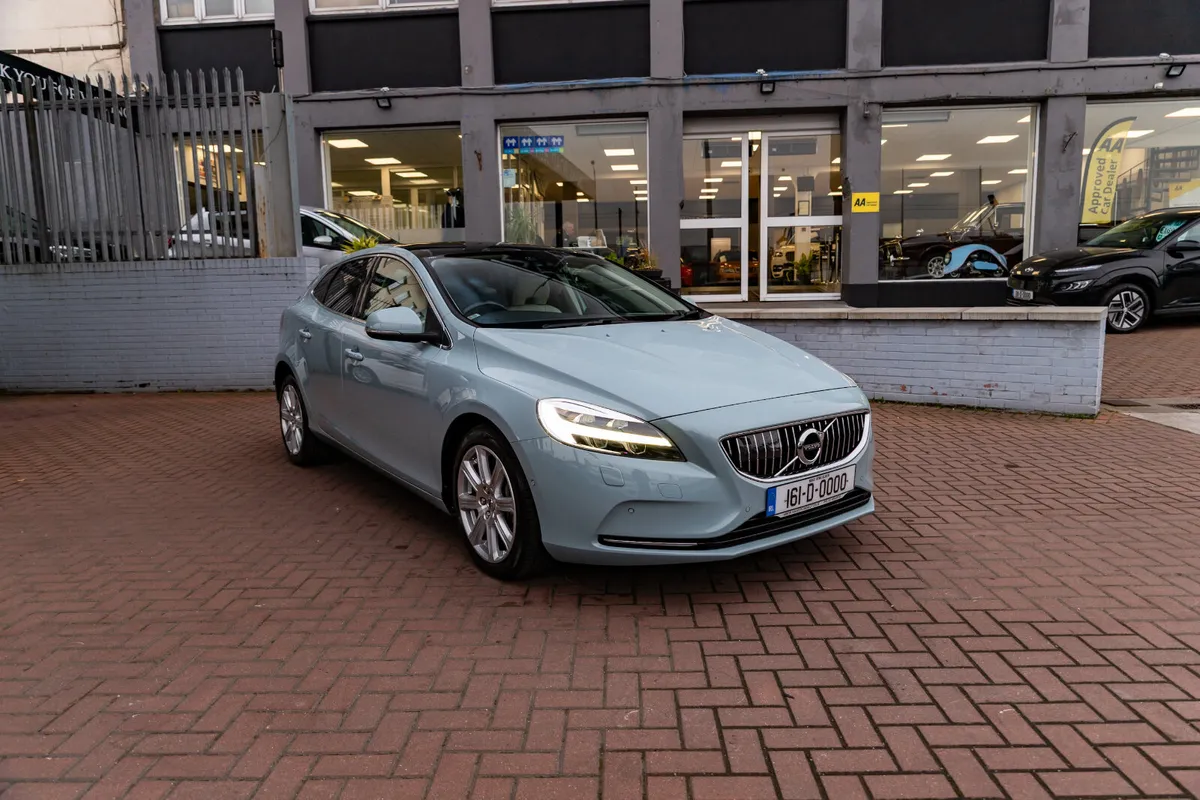 VOLVO V40 2.0D4 INSCRIPTION 5DR HATCHBACK AUTO - Image 1