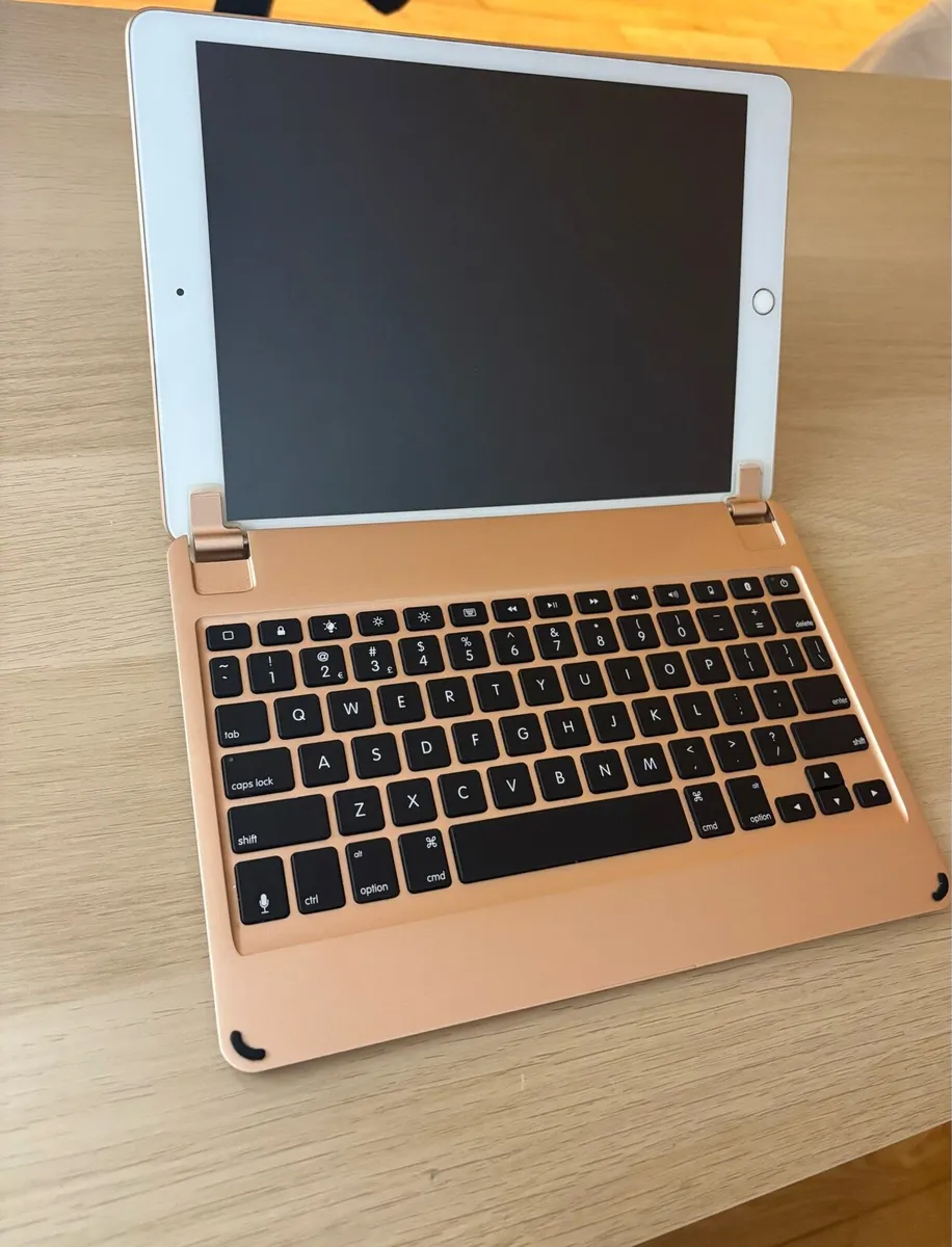 Ipad 8th Generation and Keyboard - Image 4