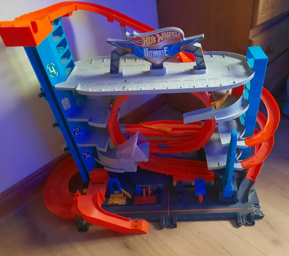 Hot Wheels Toy Garage and racing track