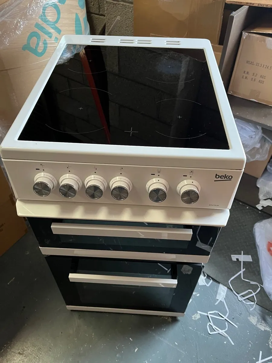 Free standing electric cooker - Image 1