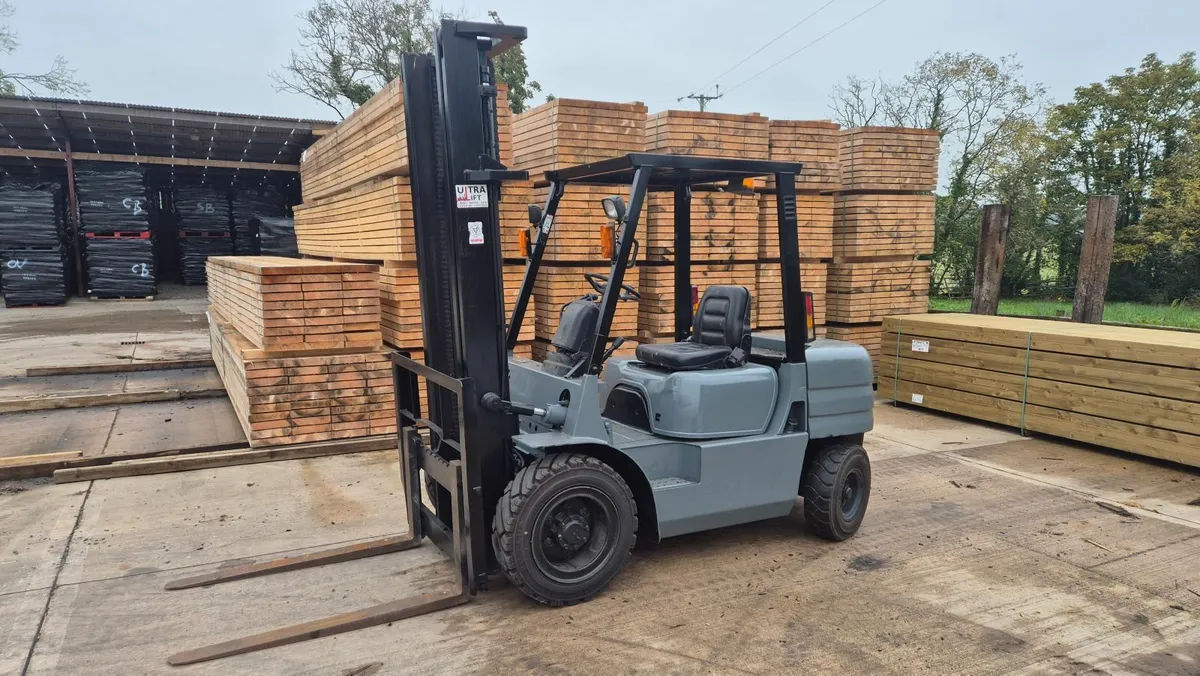 Mitsubishi forklift 3 ton fully serviced. - Image 1