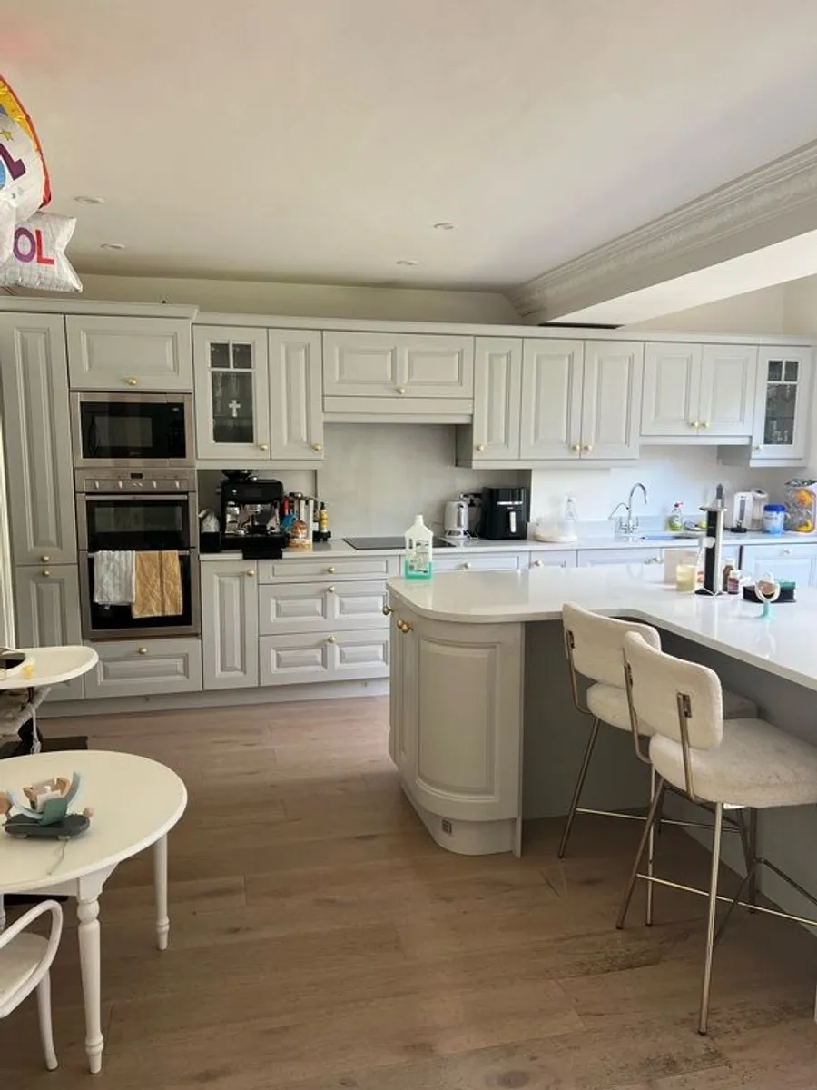 Full kitchen including island & granite countertops - Image 1