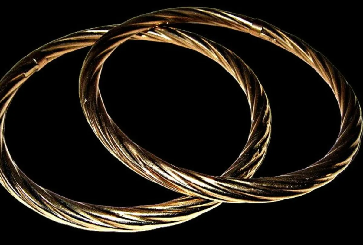 Pair of Vintage Hallmarked 9ct Gold Cable Bangles - Image 2