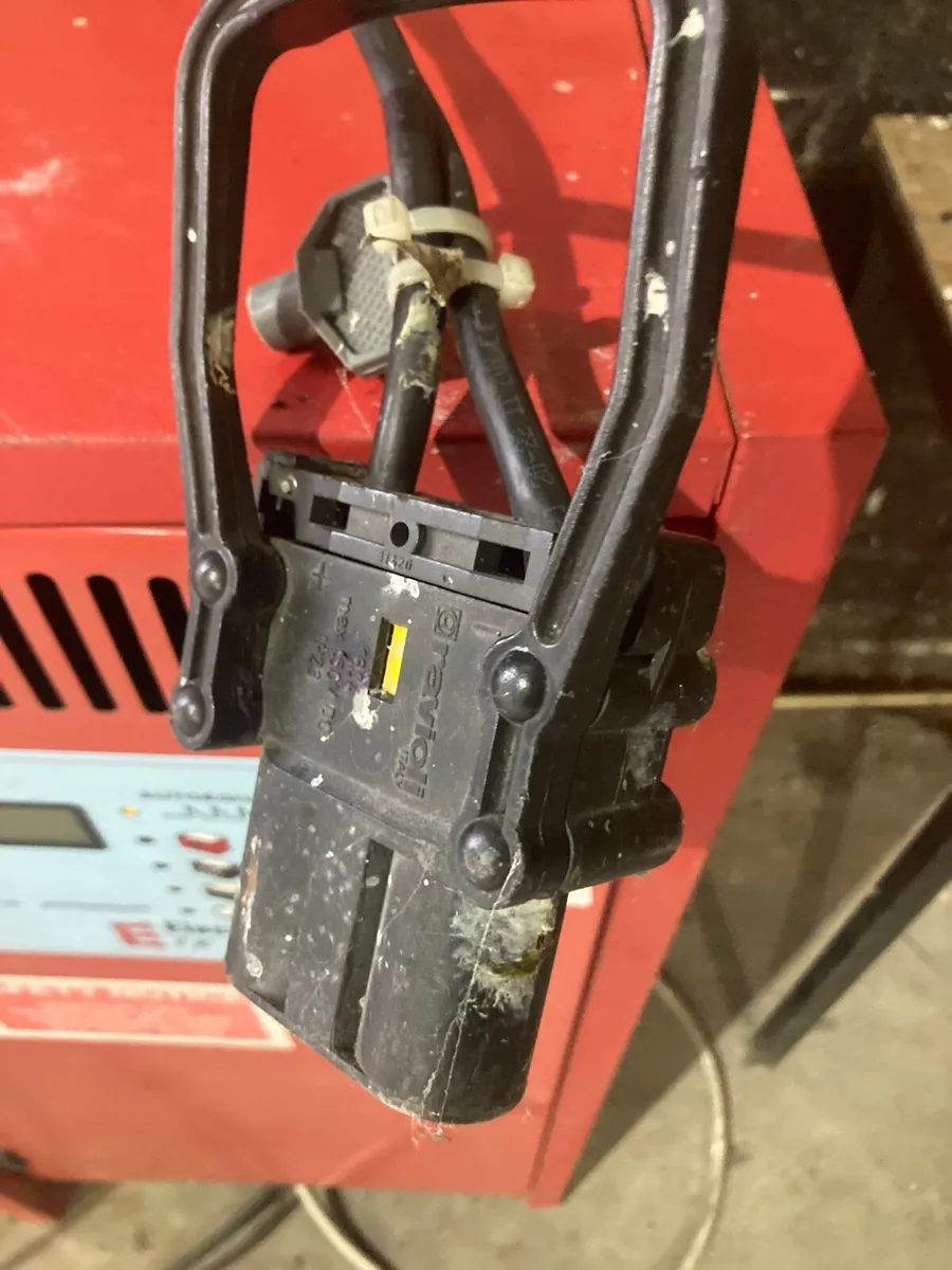 Fork lift recharger - Image 4