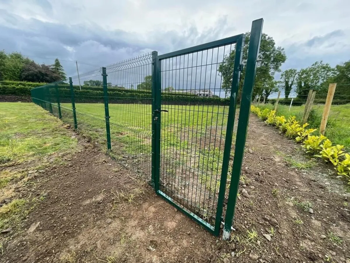 V mesh panels,posts and gates - Image 1