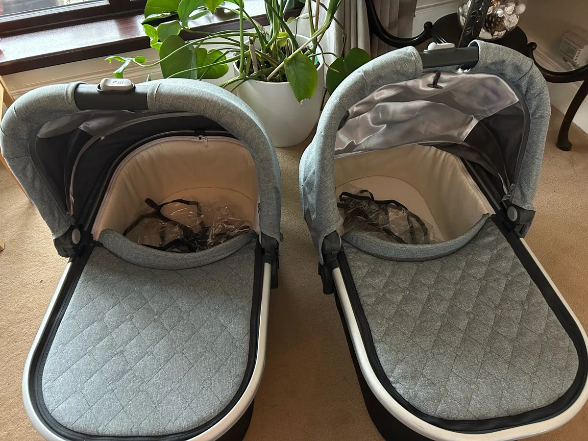 Uppababy Vista complete twin set - Image 1