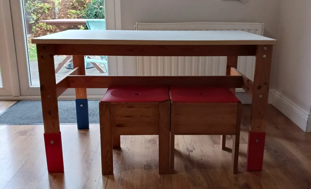 Kids table - Image 1