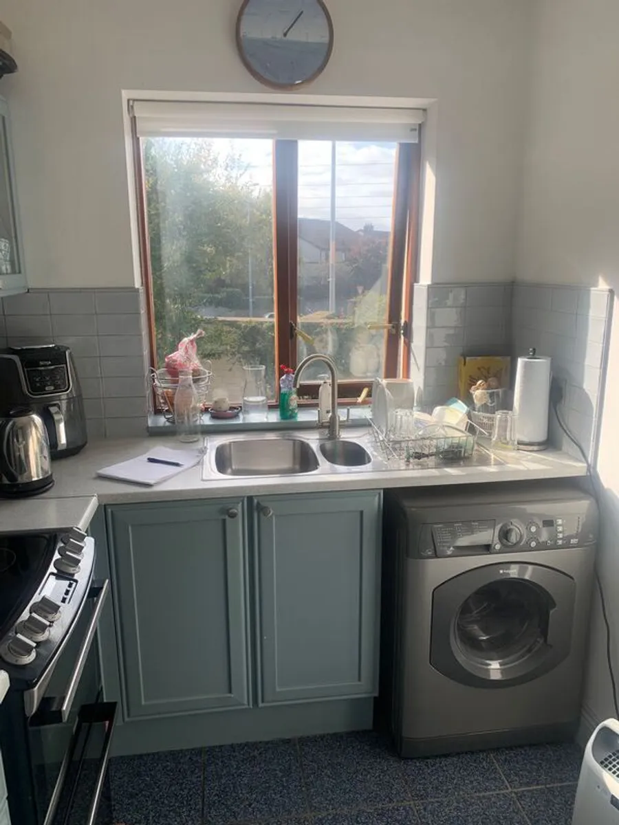 Apartment Kitchen Units incl. Zanussi Standalone Cooker & Hob and Extractor Fan - Image 1