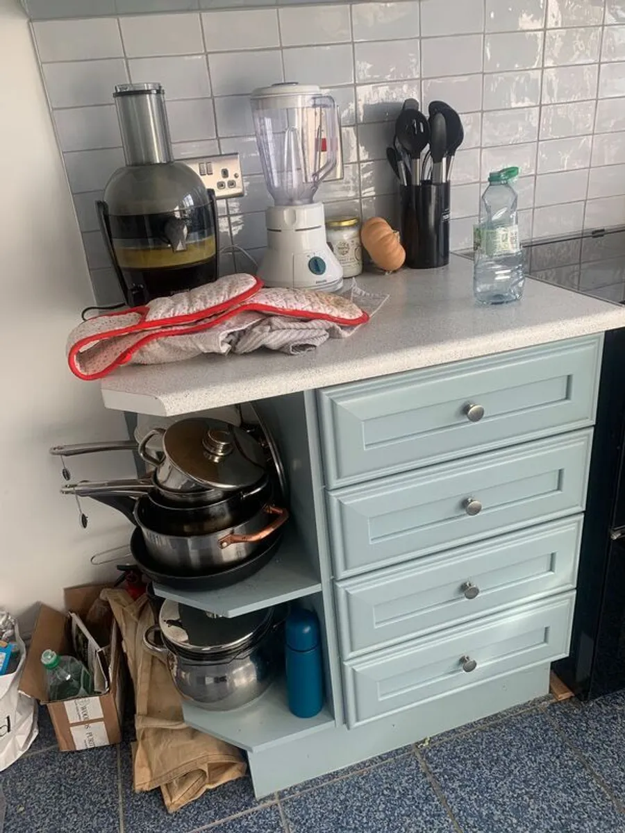 Apartment Kitchen Units incl. Zanussi Standalone Cooker & Hob and Extractor Fan - Image 2
