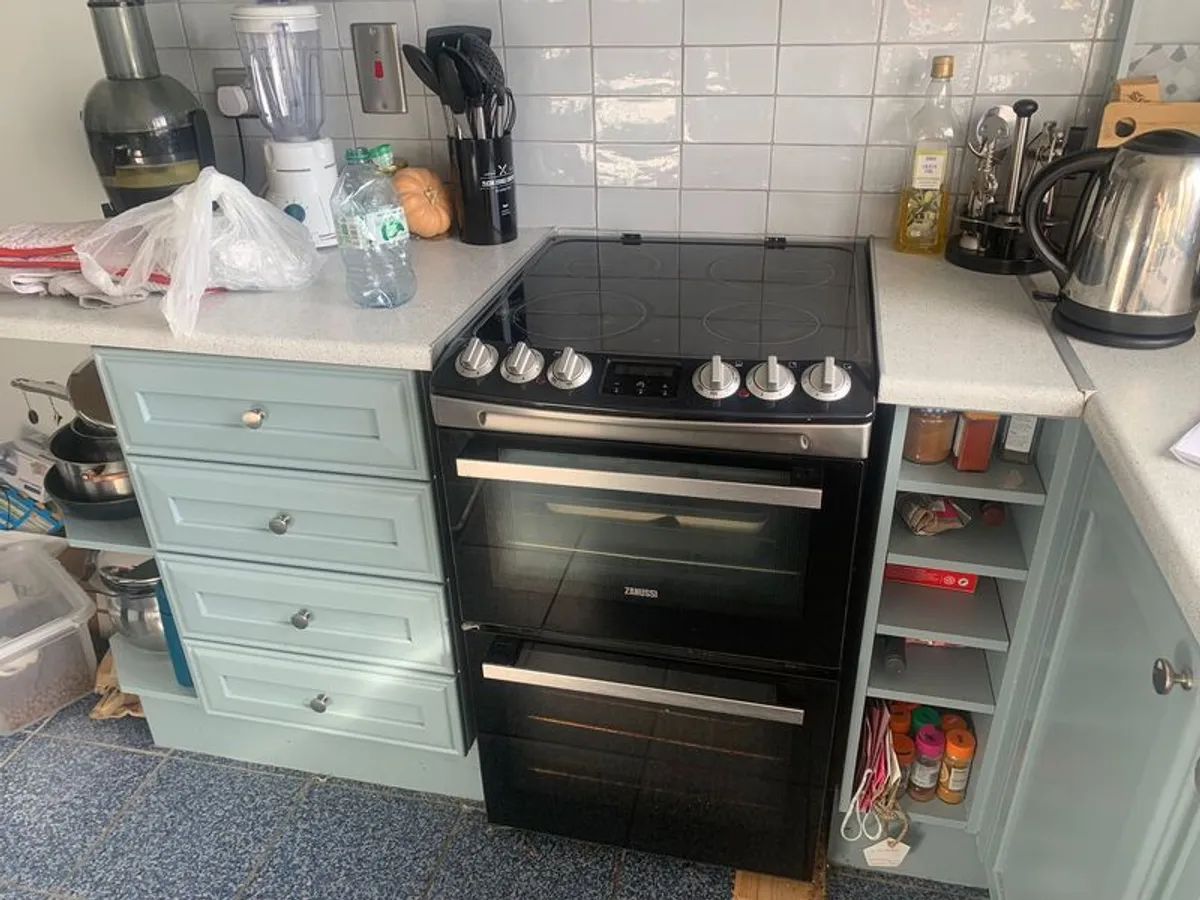 Apartment Kitchen Units incl. Zanussi Standalone Cooker & Hob and Extractor Fan - Image 3
