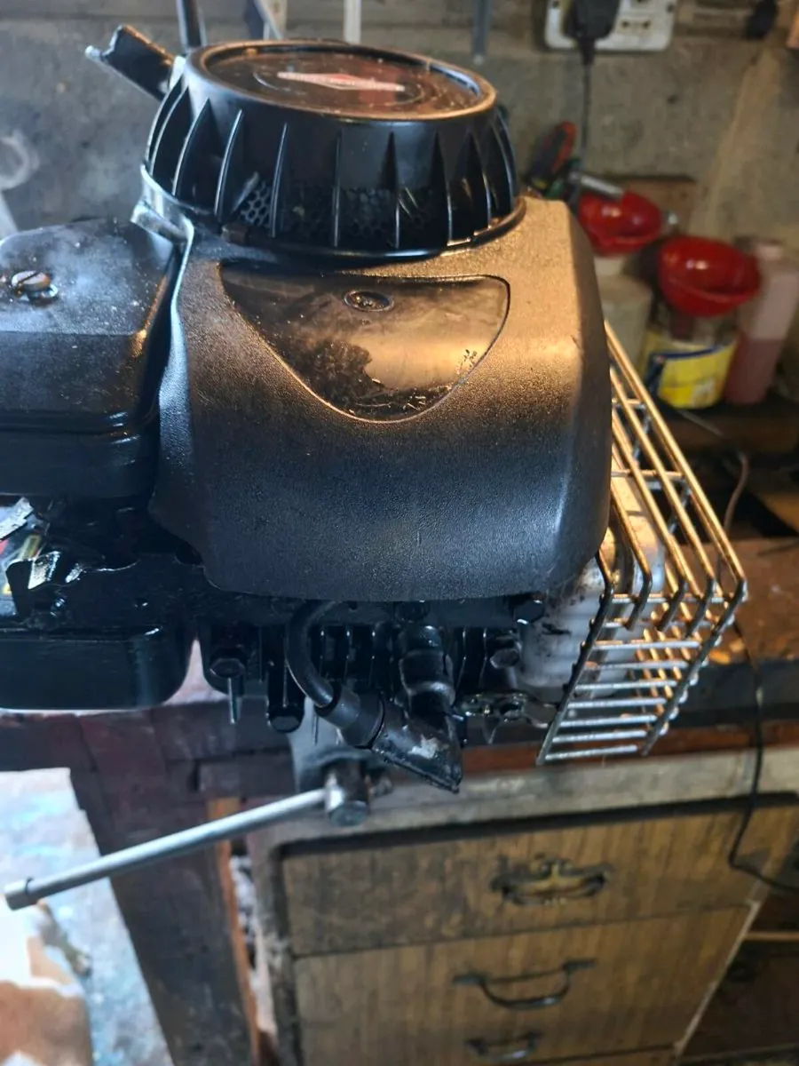 Briggs   and stratton  lawnmower engine 4hp - Image 2