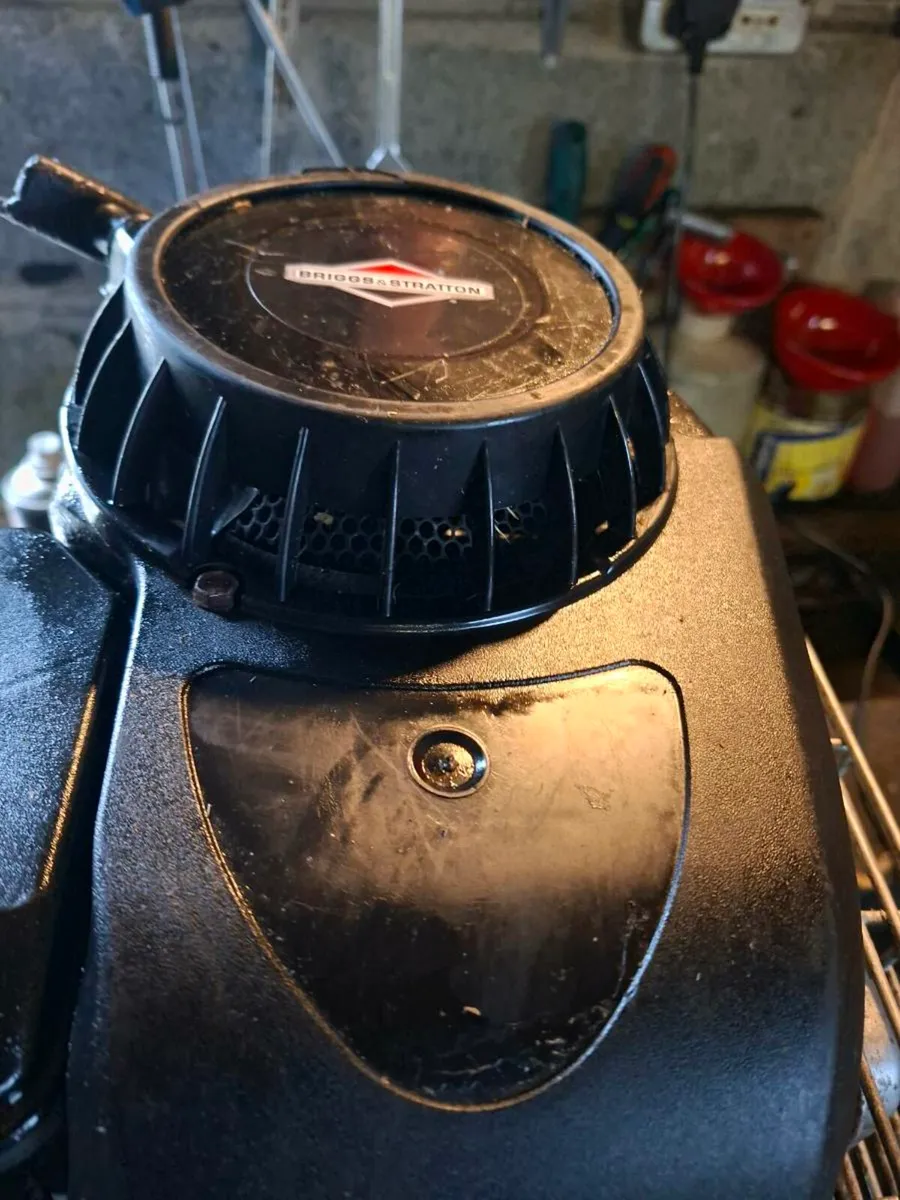 Briggs   and stratton  lawnmower engine 4hp - Image 3