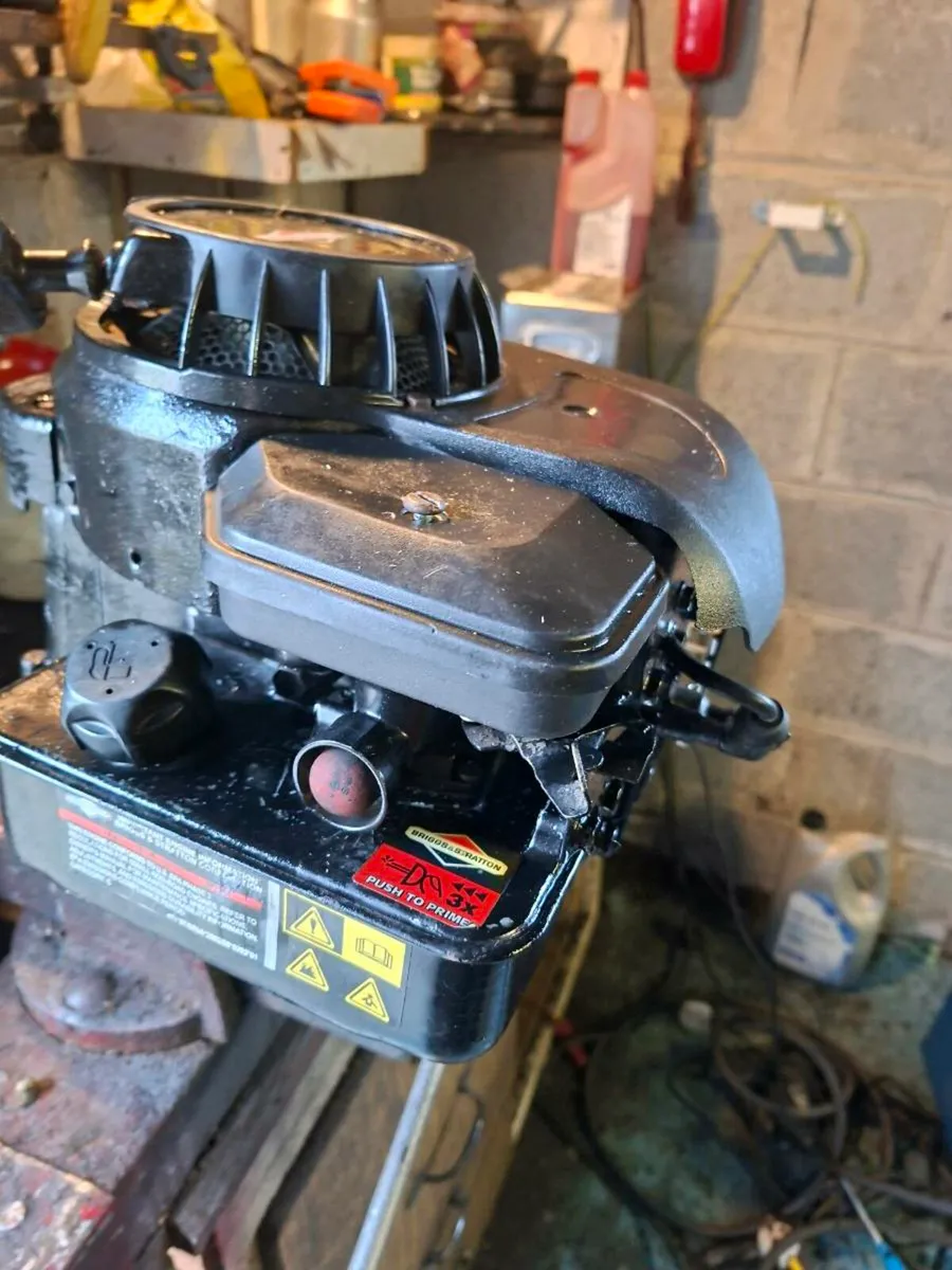 Briggs   and stratton  lawnmower engine 4hp - Image 4