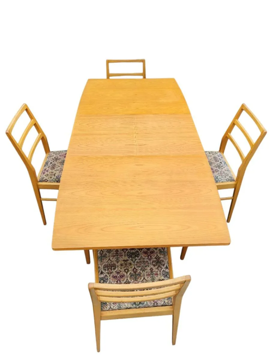 A lovely Kitchen table  andc4 chairs - Image 1