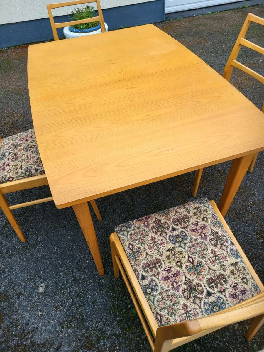 A lovely Kitchen table  andc4 chairs - Image 2