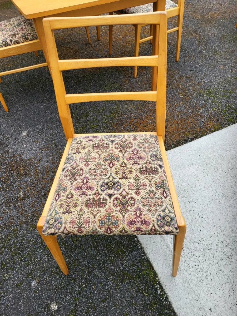 A lovely Kitchen table  andc4 chairs - Image 3