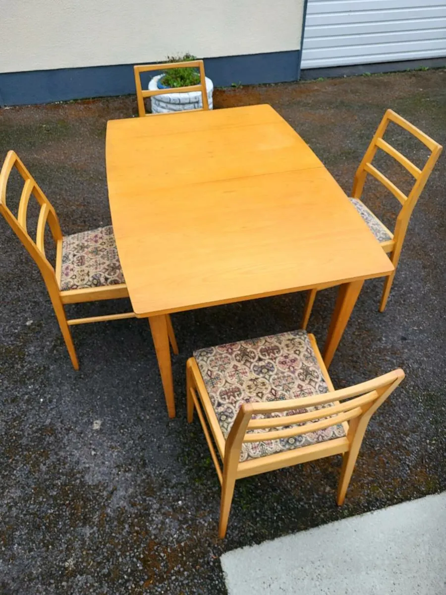 A lovely Kitchen table  andc4 chairs - Image 4