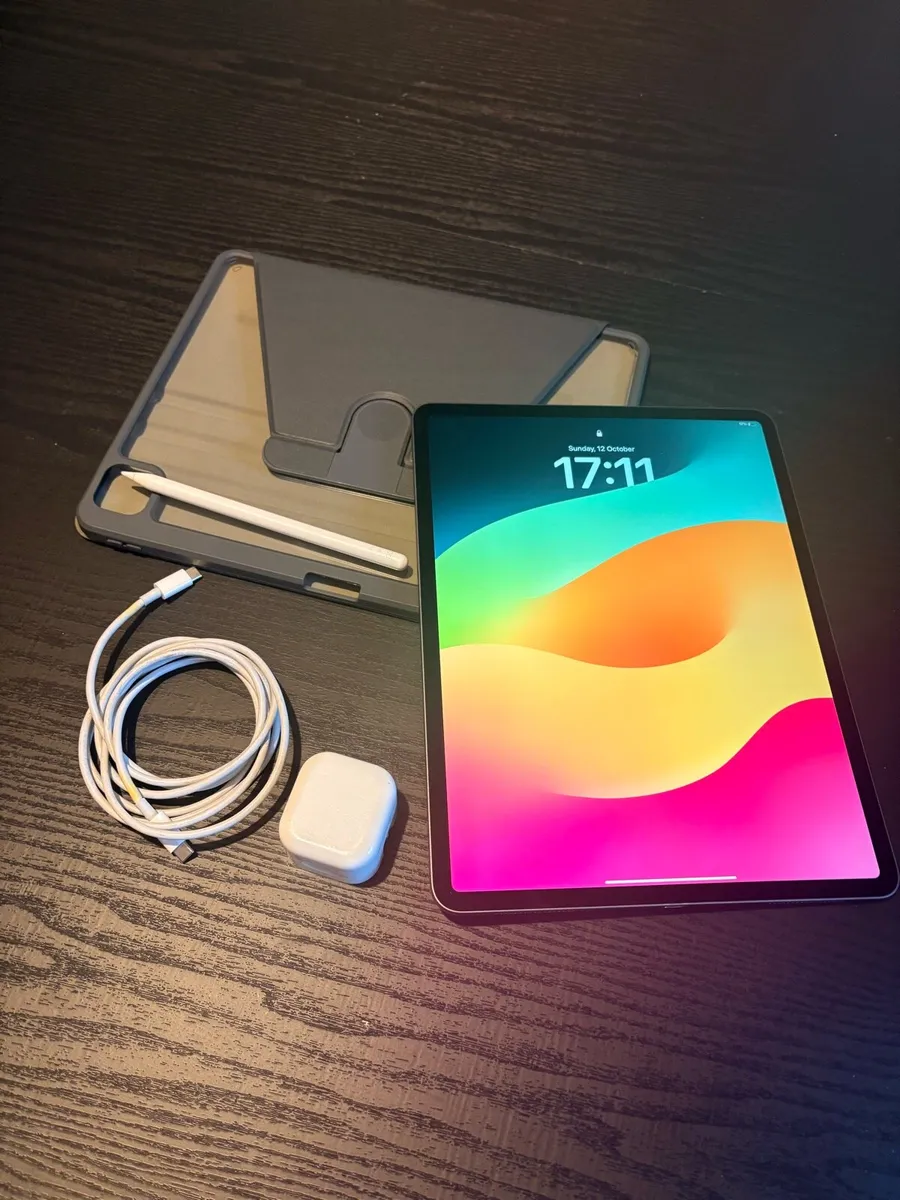 iPad Pro 12.9 “ (4th Gen 256GB) + Apple Pencil 2 - Image 1