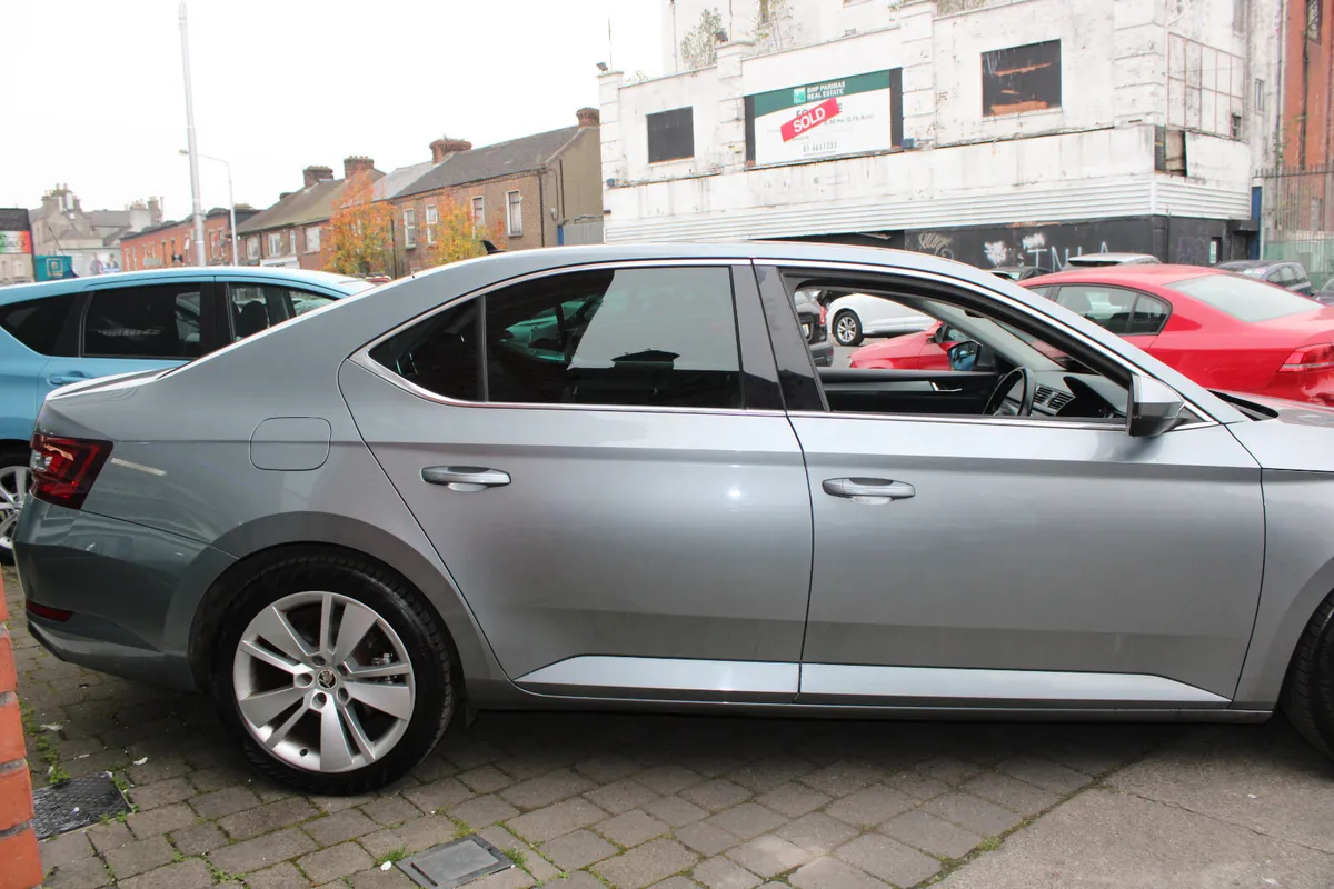 Skoda Superb 2.0 ELEGANCE 2017 - Image 3