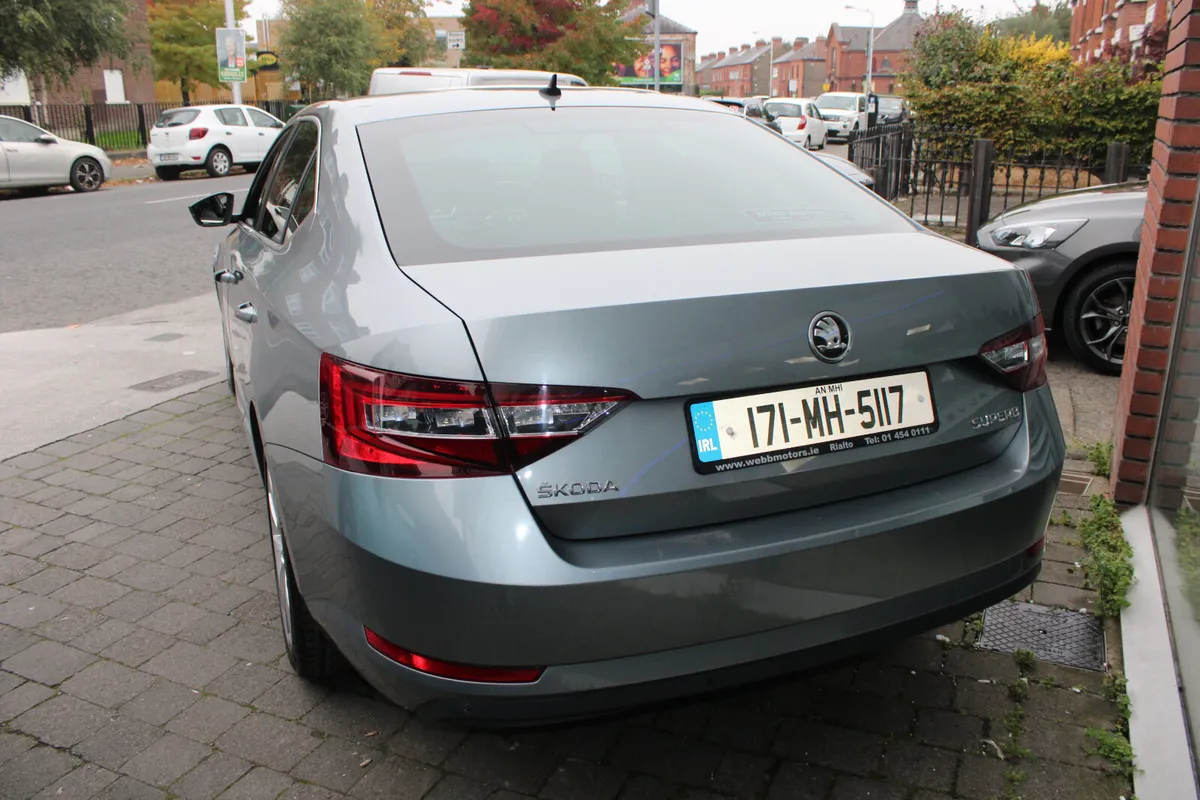 Skoda Superb 2.0 ELEGANCE 2017 - Image 4